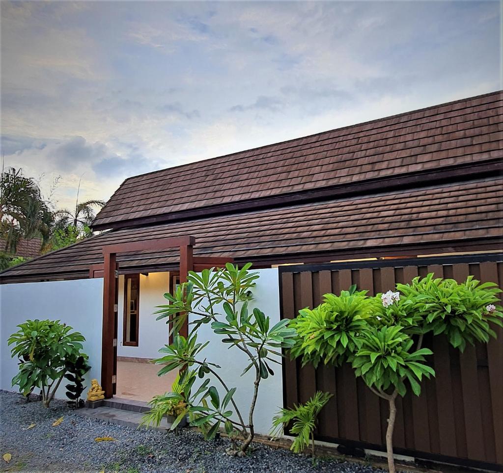 Orange palm pool villa photo 2