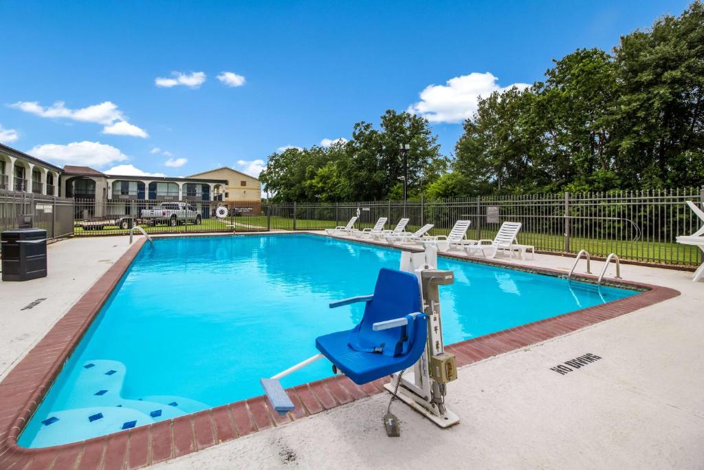 Motel 6 Groves, TX image
