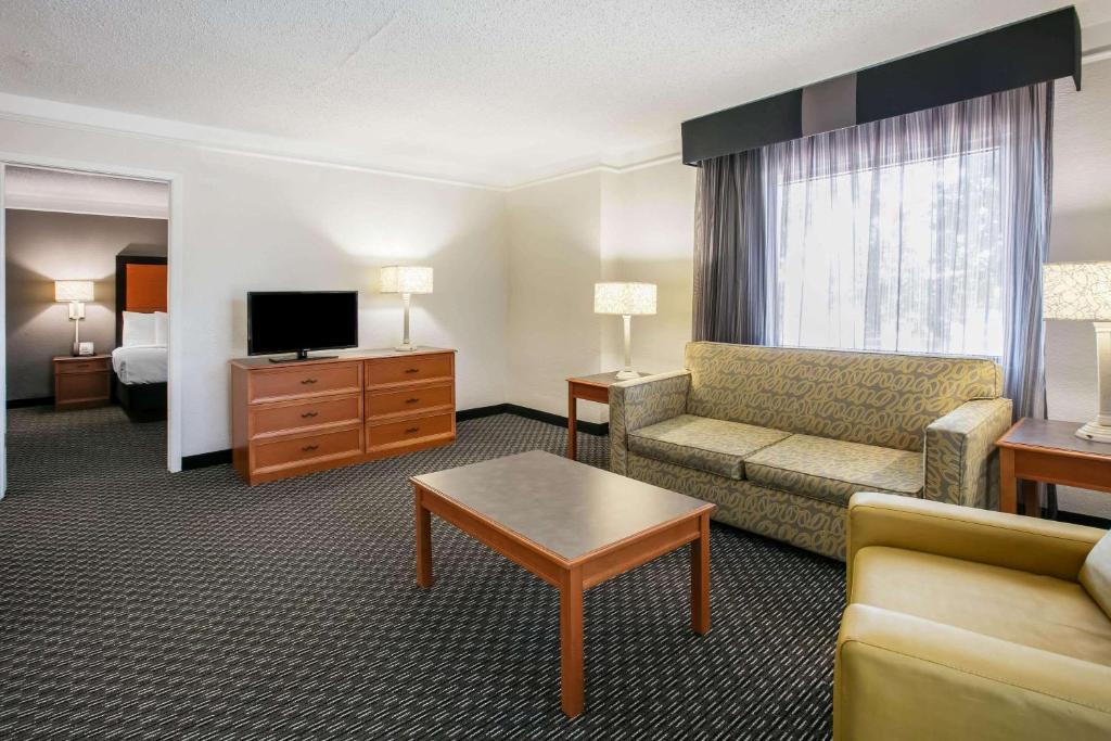 Сьюит (Люкс с кроватью размера «king-size» - Для некурящих), La Quinta Inn by Wyndham Dallas Uptown
