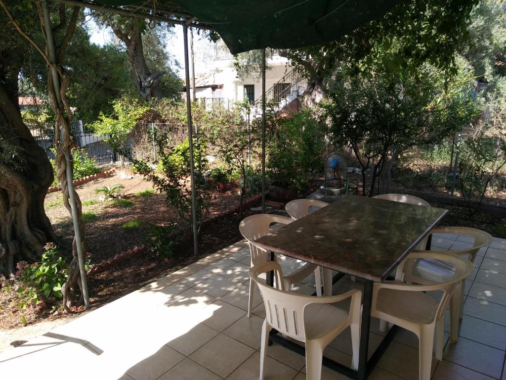 Lefkas house with garden photo 3