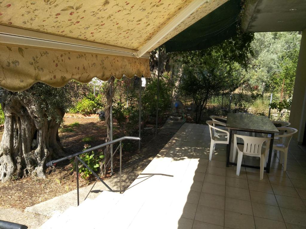 Lefkas house with garden photo 4