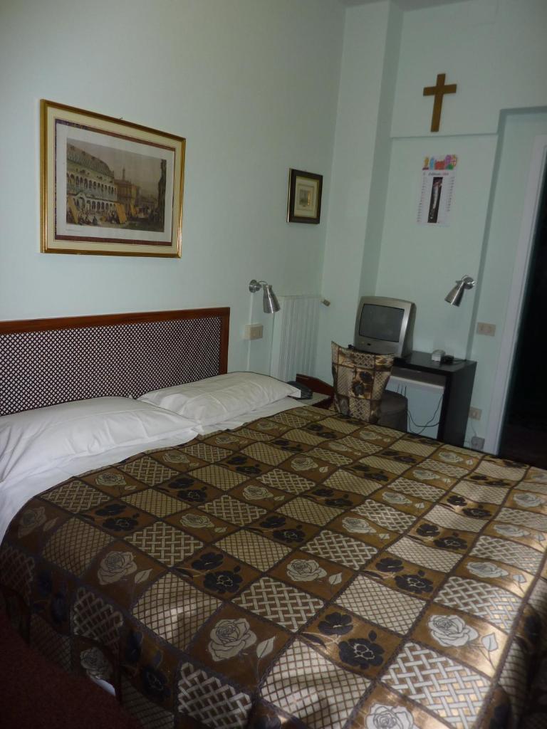 Albergo Junior - Tap to explore photos