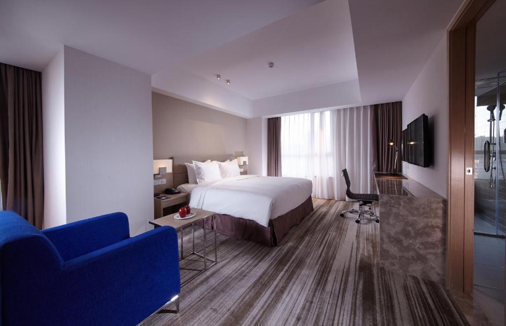 Двухместный (Улучшенный номер с кроватью размера «queen-size»), Holiday Inn Express Shenyang Tawan