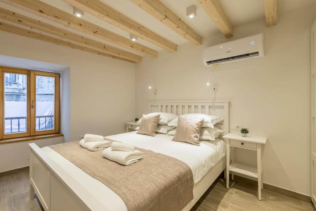 Cosmijeva Luxury Rooms - Tap to explore photos