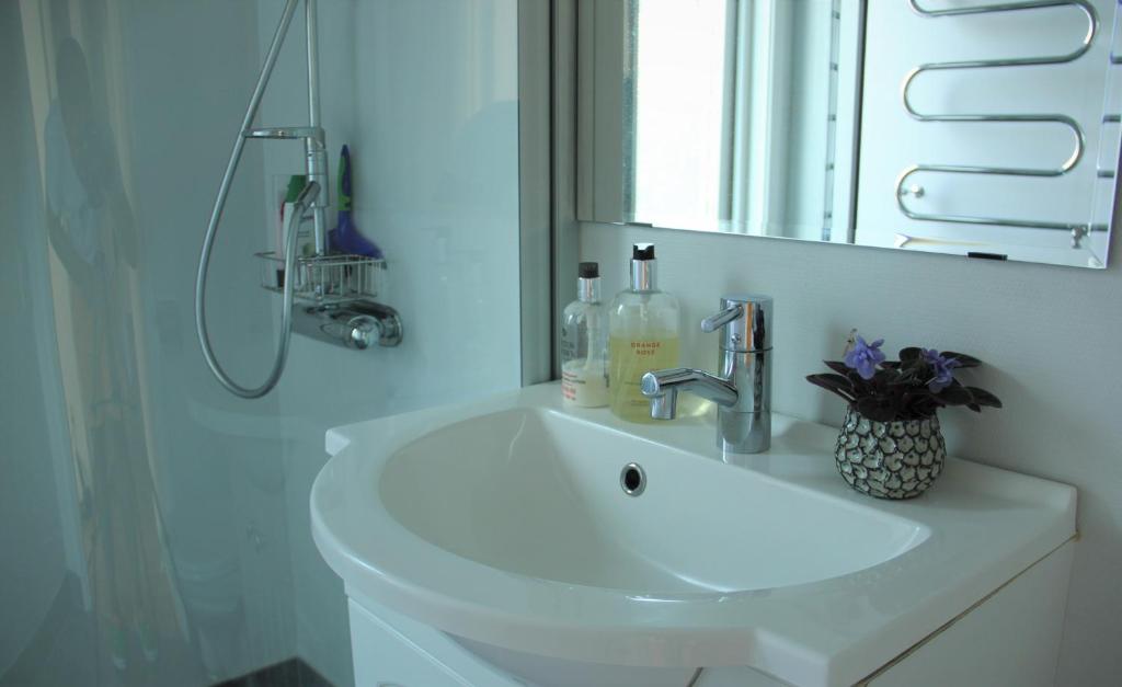 Private room for rent in a villa with garden view photo 4