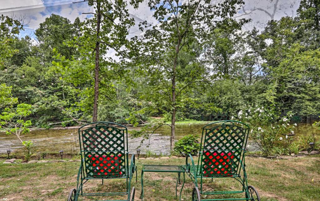 Cozy Smoky Mtn Retreat on River with Fire Pit and Deck photo 2