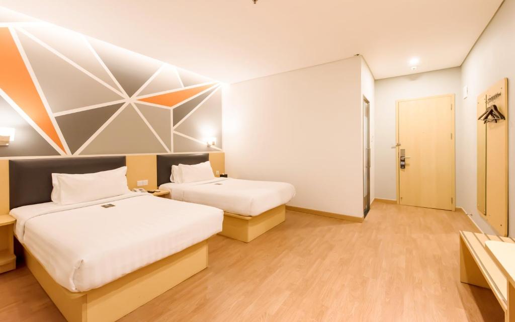 Двухместный (Двухместный номер Делюкс с 2 отдельными кроватями), 7 Days Premium Hotel Jatinegara