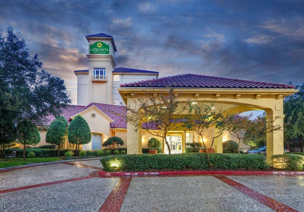 La Quinta by Wyndham Dallas North Central photo 2