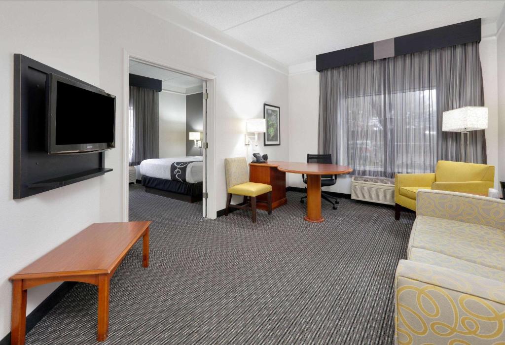 Сьюит (Люкс с кроватью размера «king-size» - Для некурящих), La Quinta by Wyndham Dallas North Central