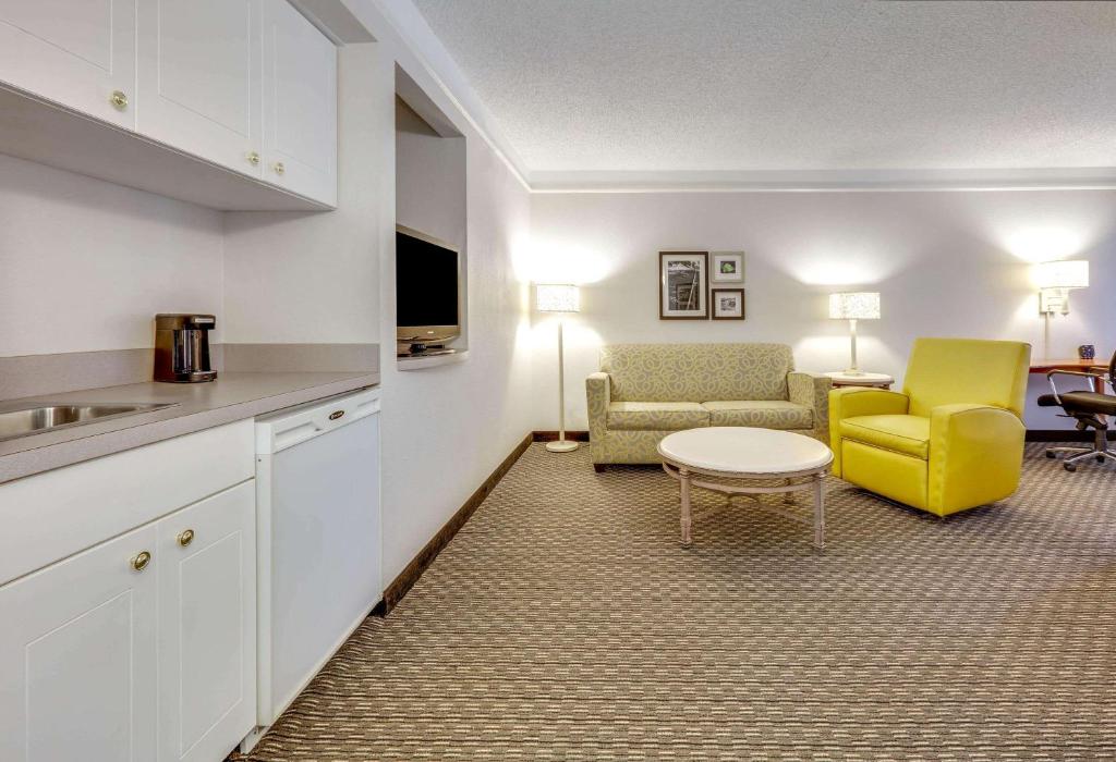 La Quinta by Wyndham Dallas - Addison Galleria photo 4
