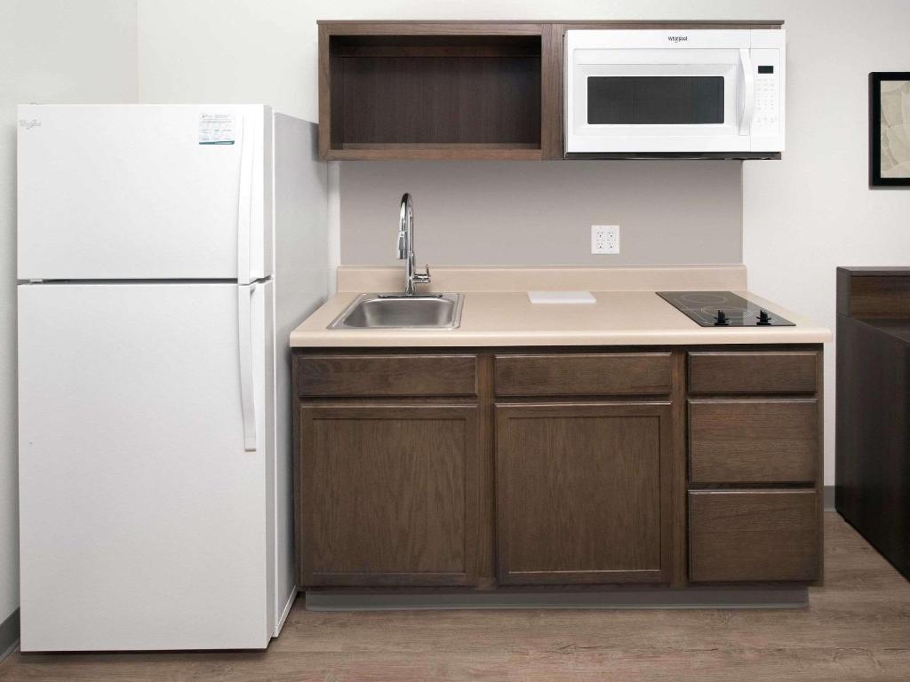 WoodSpring Suites Toledo Maumee photo 4