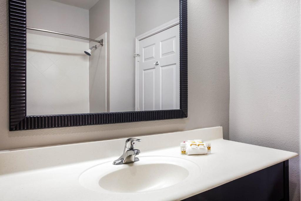 La Quinta by Wyndham Columbus TX photo 4