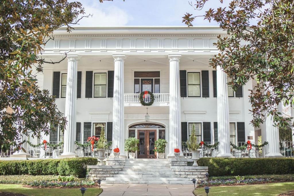1842 Inn image