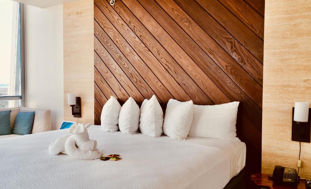 Сьюит (Люкс с кроватью размера «king-size»), Hotel LaCroix Waikiki