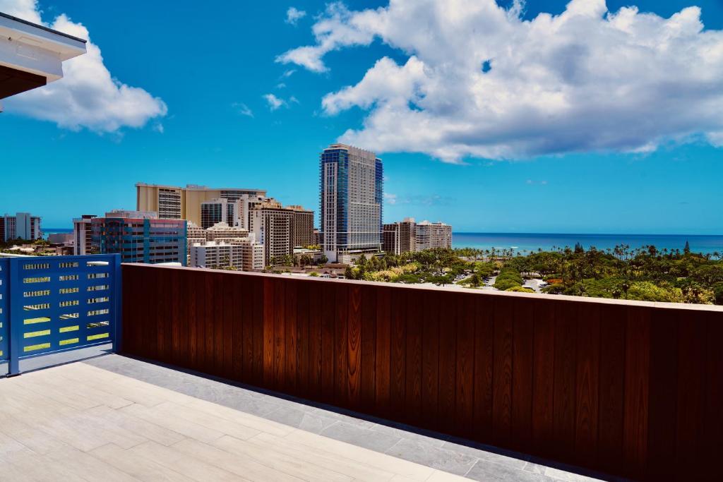 Сьюит (Люкс с кроватью размера «king-size» и видом на океан), Hotel LaCroix Waikiki
