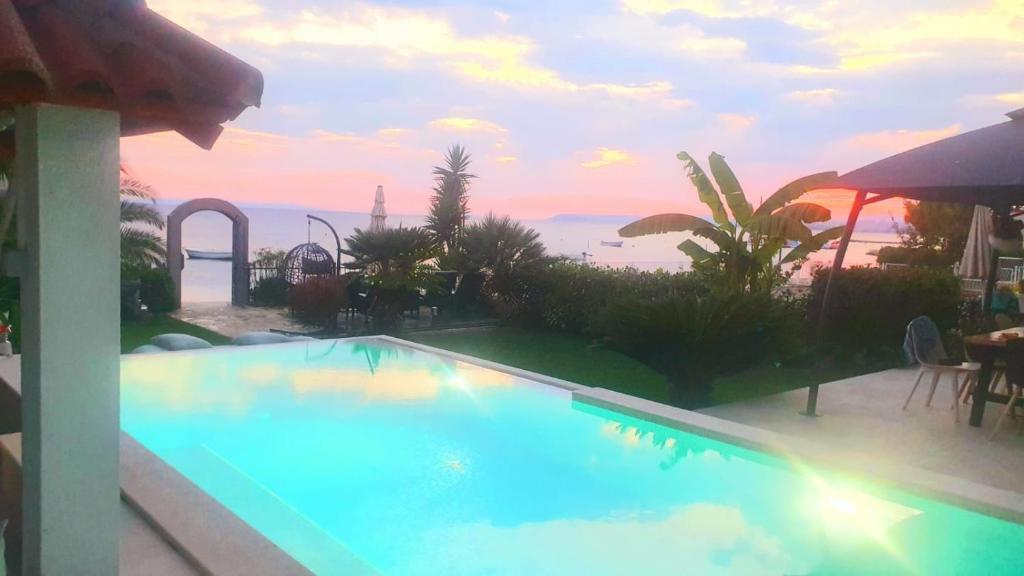 Villa Maris- beachfront villa with exclusive pool photo 2