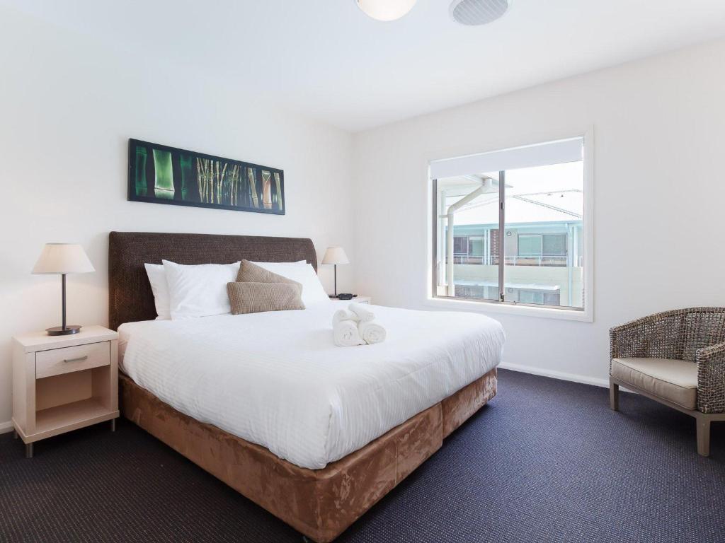 Pacific Blue 245-265 Sandy Point Rd - Dual Key Access, air conditioned unit with resort facilities and linen supplied photo 1