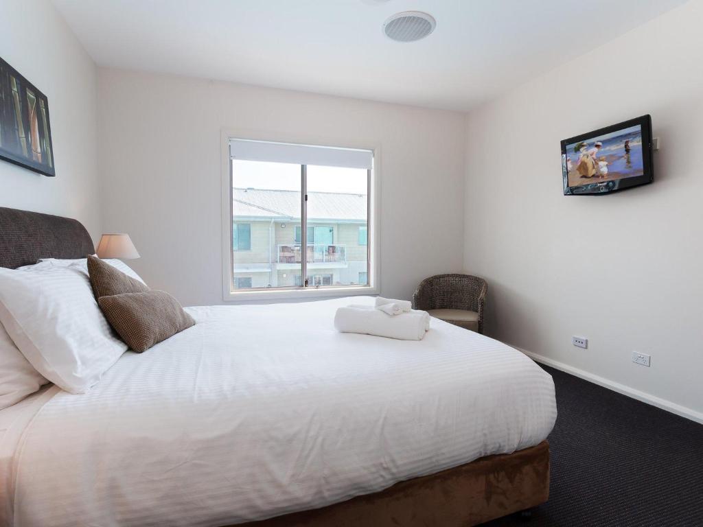 Pacific Blue 245-265 Sandy Point Rd - Dual Key Access, air conditioned unit with resort facilities and linen supplied photo 2
