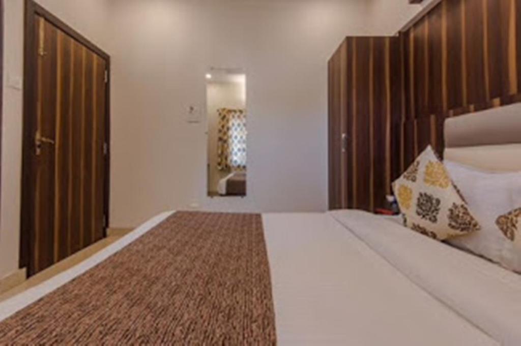 Двухместный (Двухместный номер Делюкс с 1 кроватью), OYO 10217 Hotel Golden Palms