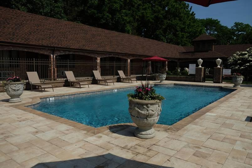 Chalet Inn & Suites Centerport image