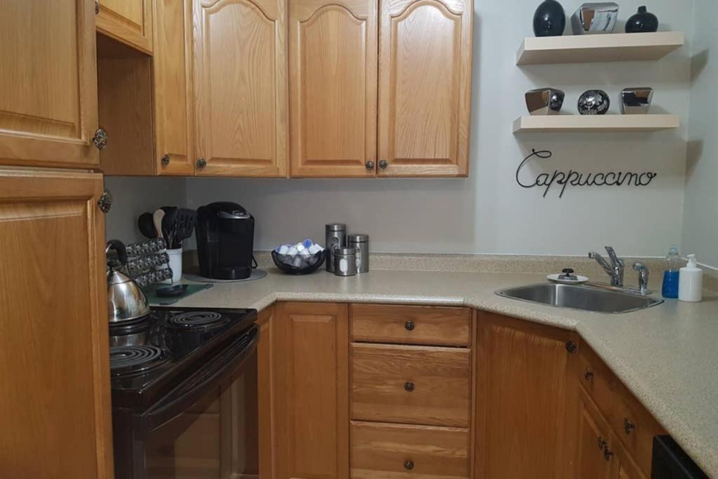 Sarnia's Hidden Gem - 3 BR/2 BA by College/Hwy/Arena photo 4