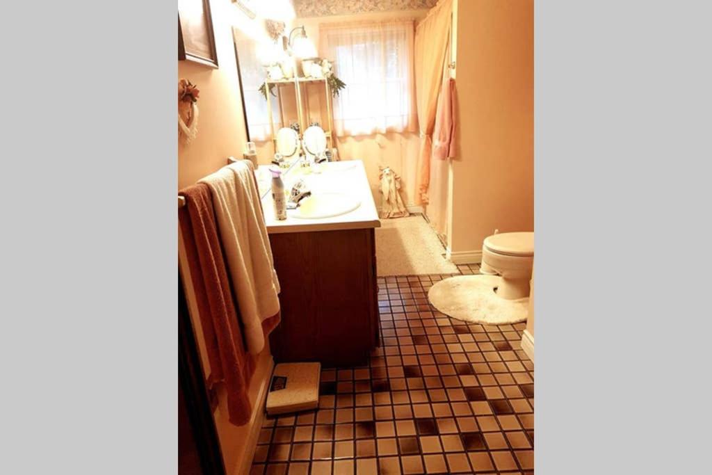 Sarnia Secret - BIG, Private 3 BR/2 BA APT by HWY photo 2