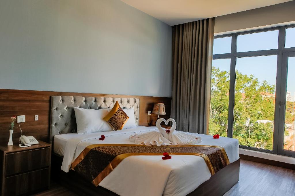 Двухместный (Улучшенный номер с кроватью размера «king-size»), Ivory Phu Yen Hotel
