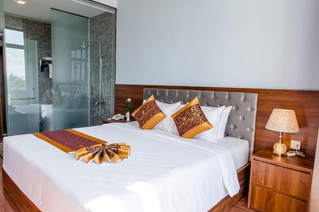 Двухместный (Улучшенный номер с кроватью размера «king-size»), Ivory Phu Yen Hotel