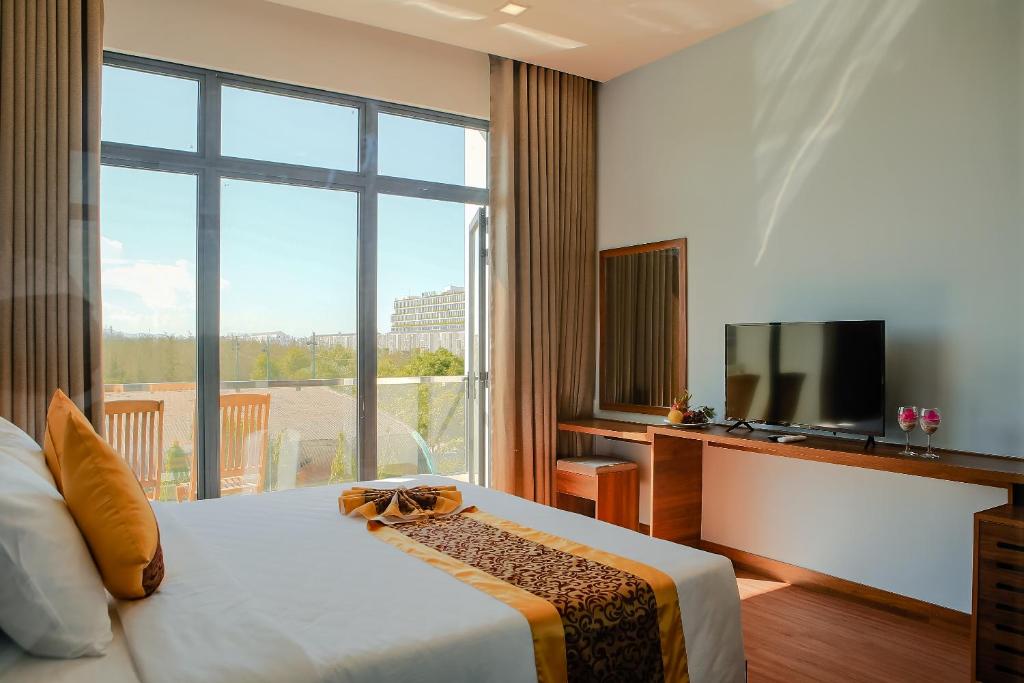 Двухместный (Улучшенный номер с кроватью размера «king-size»), Ivory Phu Yen Hotel