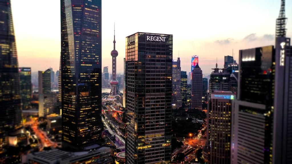 Regent Shanghai Pudong - Complimentary first round minibar per stay - including a bottle of wine photo 4