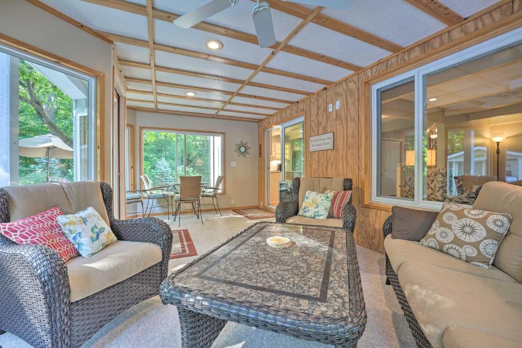 Lovely Holland Home with 1 Mile to Lake Michigan! photo 4