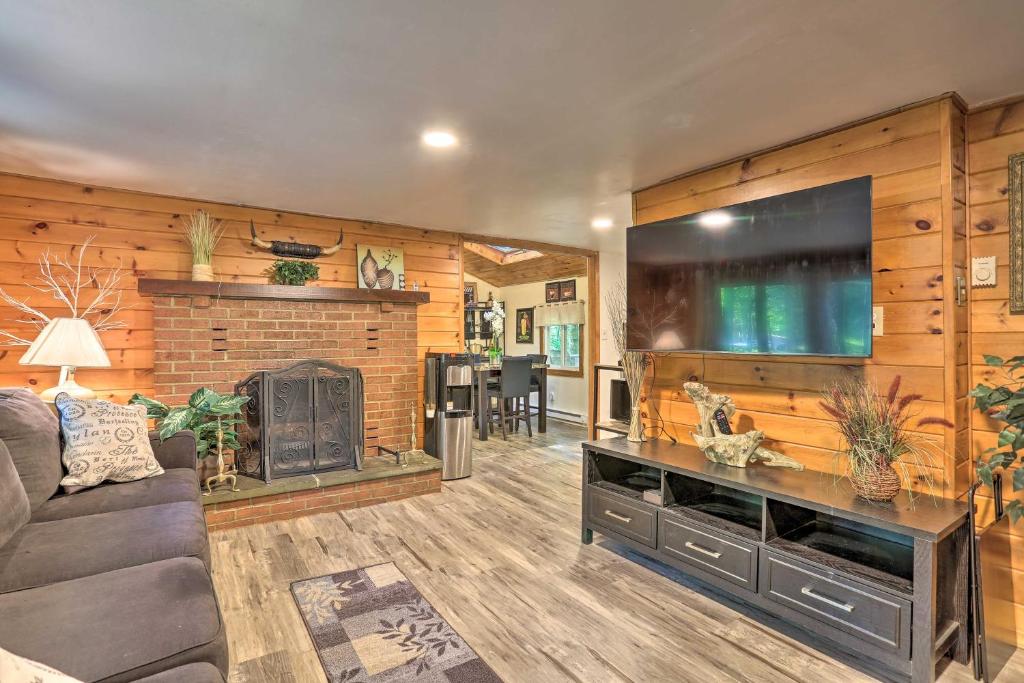 North Arrowhead Lake Cabin with Deck, Pets Welcome! photo 2