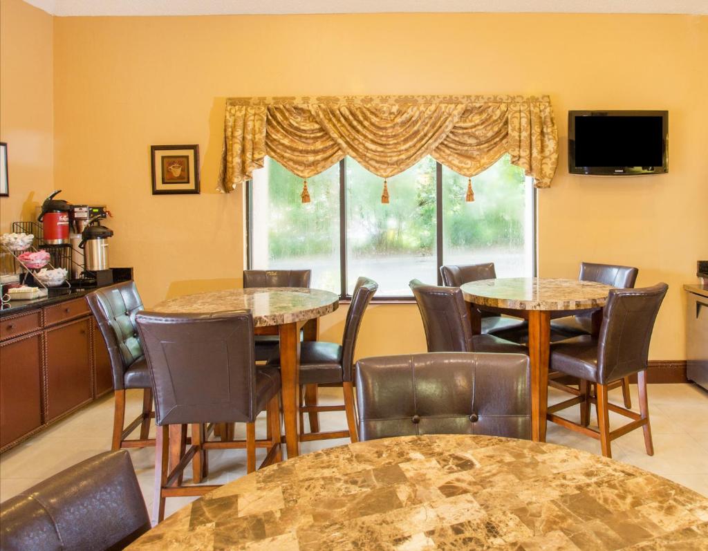 Travelodge by Wyndham Fort Myers Airport photo 2