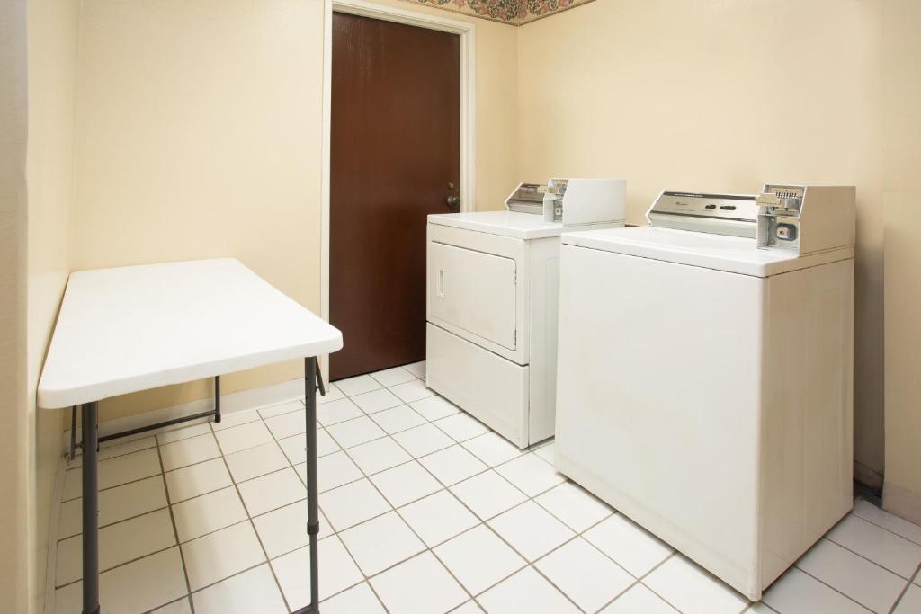Travelodge by Wyndham Fort Myers Airport photo 4
