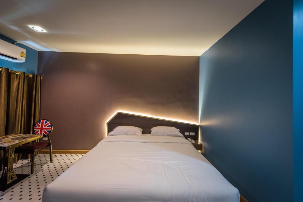 The Feeling Hotel - Tap to explore photos