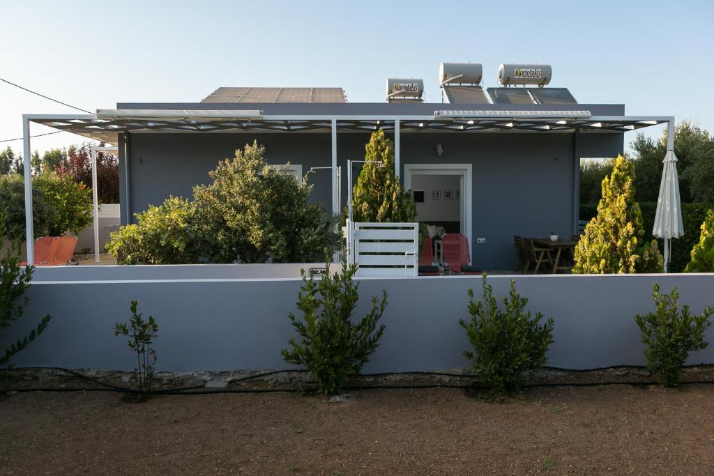 Manos Housing Units photo 3