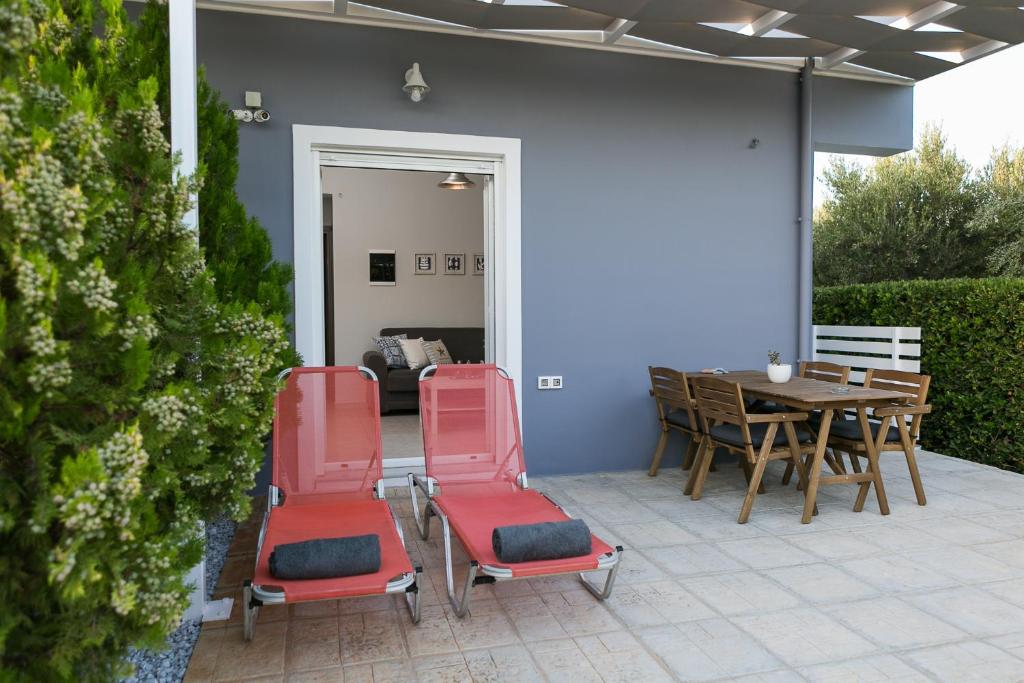 Manos Housing Units photo 4