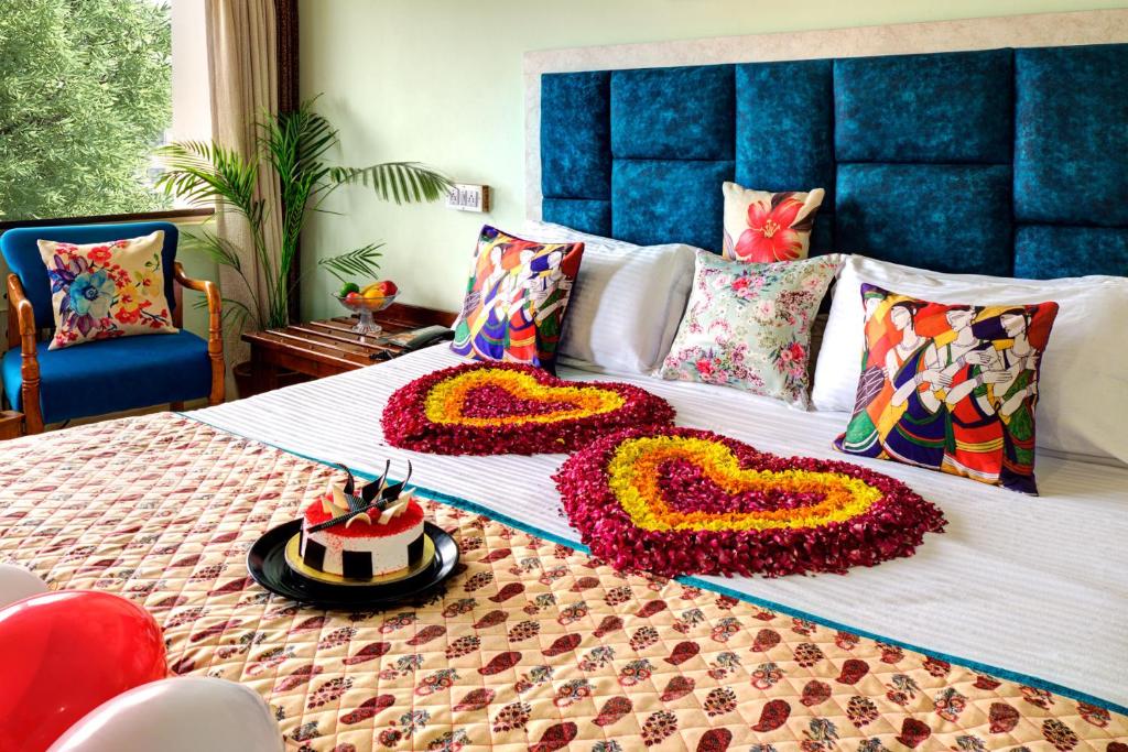 Двухместный (Stay in Flower and Balloon Decorated Executive Room with Decorated Bathtub & Candlelight Dinner / Lunch), Sarang Palace
