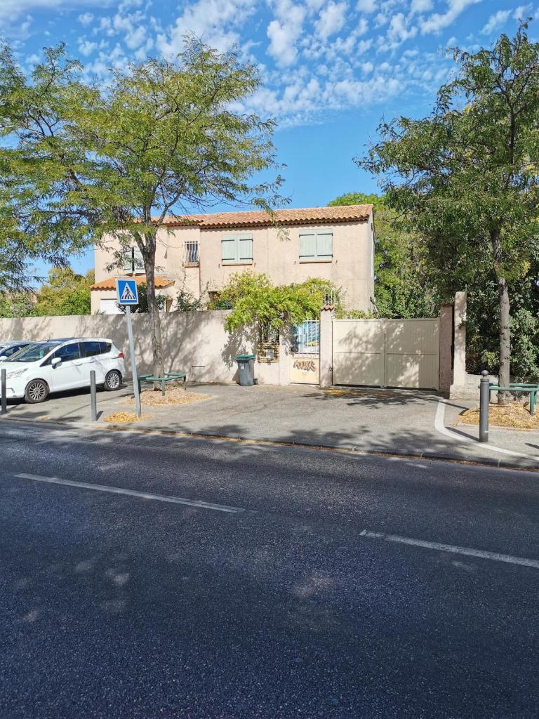 APPARTEMENT EN SOUS SOL DE VILLA avec accès jardin et piscine photo 1