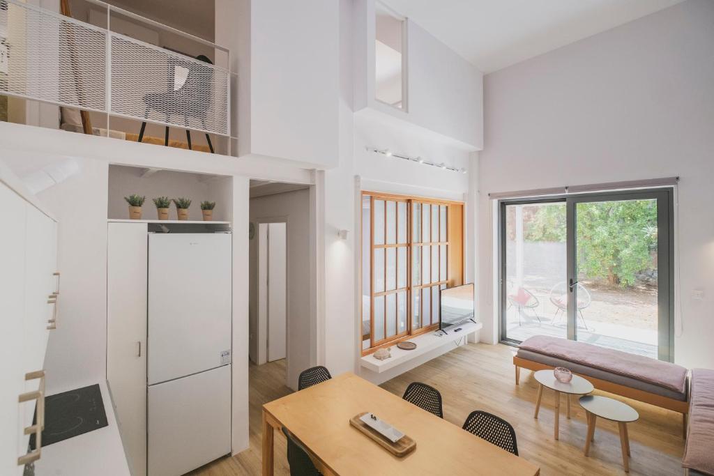 Sun-splashed Stylish Flat, steps to City Old Town photo 1