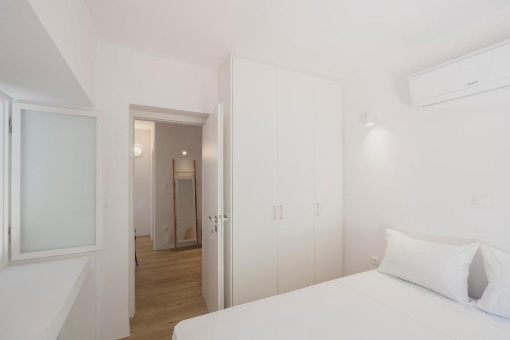 Sun-splashed Stylish Flat, steps to City Old Town photo 2