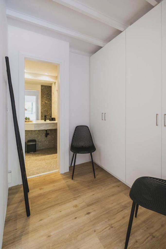 Sun-splashed Stylish Flat, steps to City Old Town photo 4