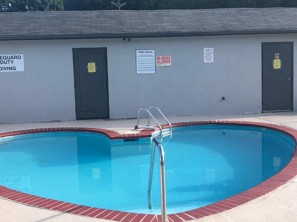 Travelodge by Wyndham Clarksville photo 3