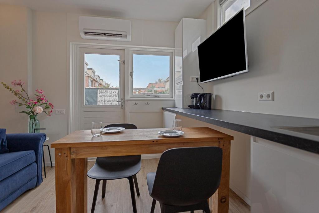 Studio Baarn with patio, airco, pantry, bedroom, bathroom, privacy - Amsterdam, Utrecht photo 2
