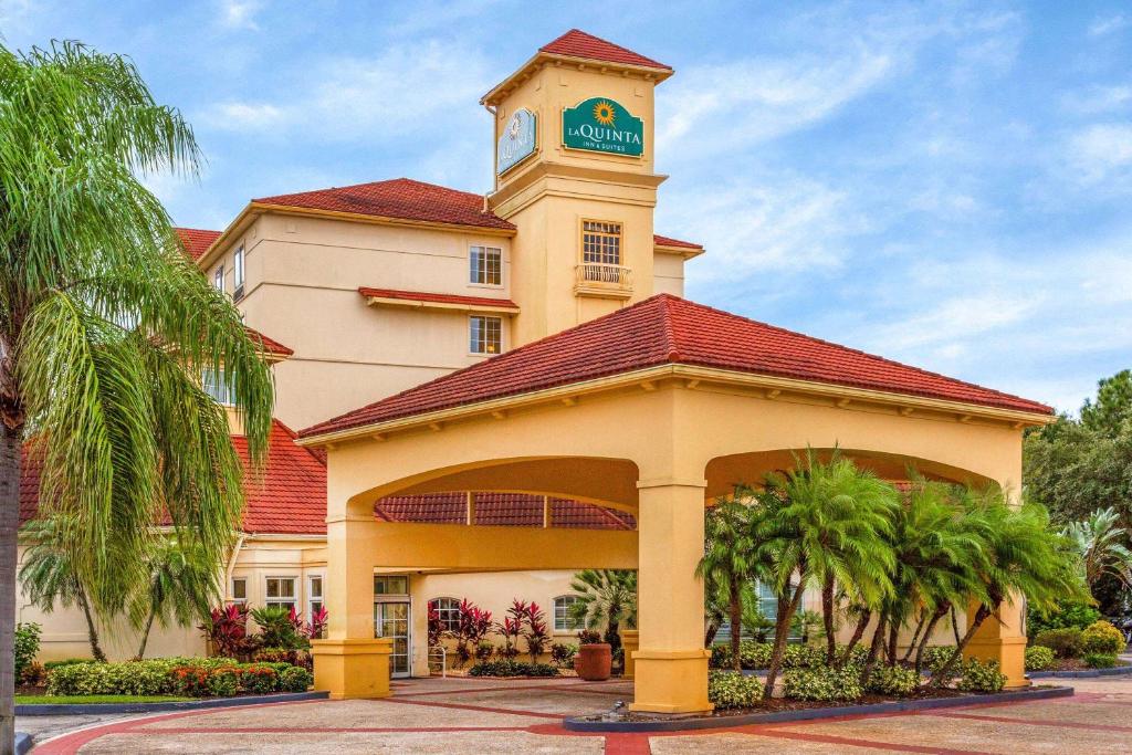 La Quinta Inn & Suites by Wyndham Lakeland West image