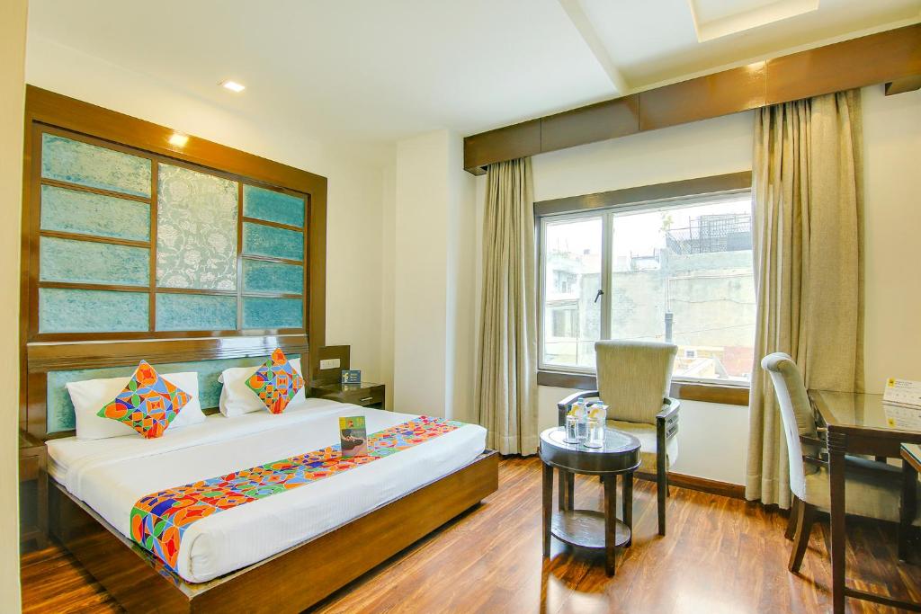 Двухместный (Улучшенный двухместный номер с 1 кроватью), FabHotel Bellevue