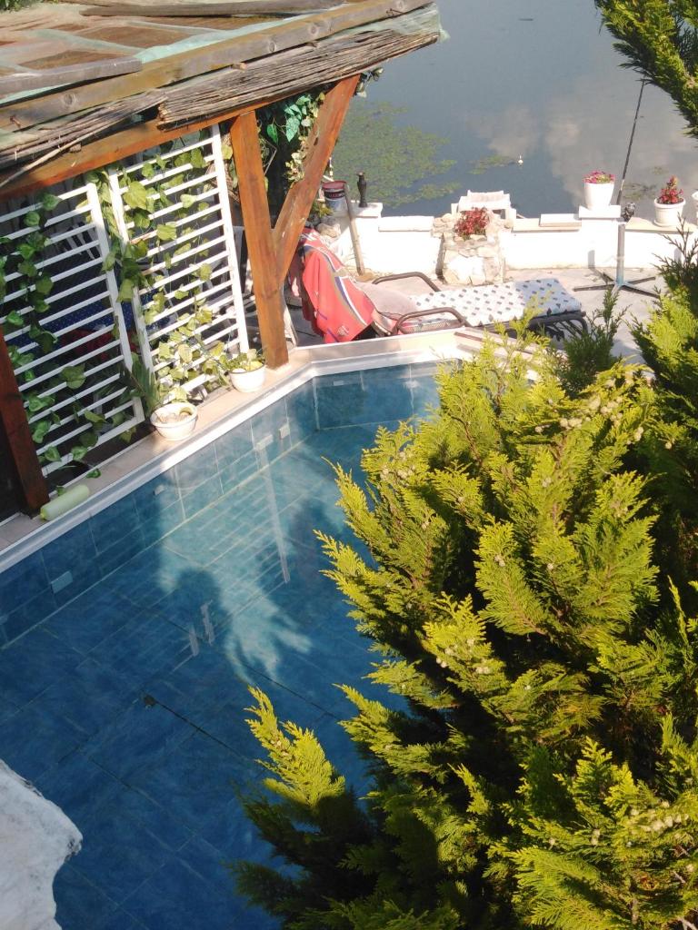 Kuća na obali jezera sa bazenom photo 4