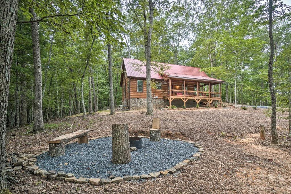 Peaceful Cabin on 3 Private Acres Deck and Fire Pit photo 1