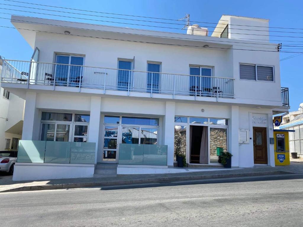 ElleNapa Apts & Studios photo 3