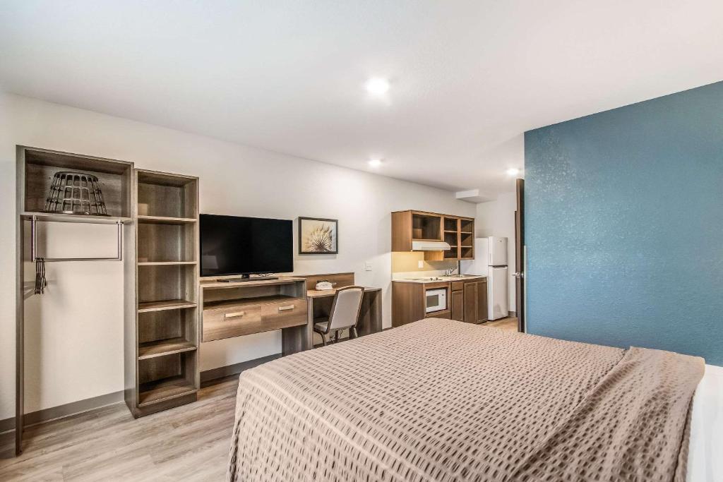 Двухместный (Queen Room  with Roll-In Shower - Disability Access/Non-Smoking), WoodSpring Suites Doral Miami Airport